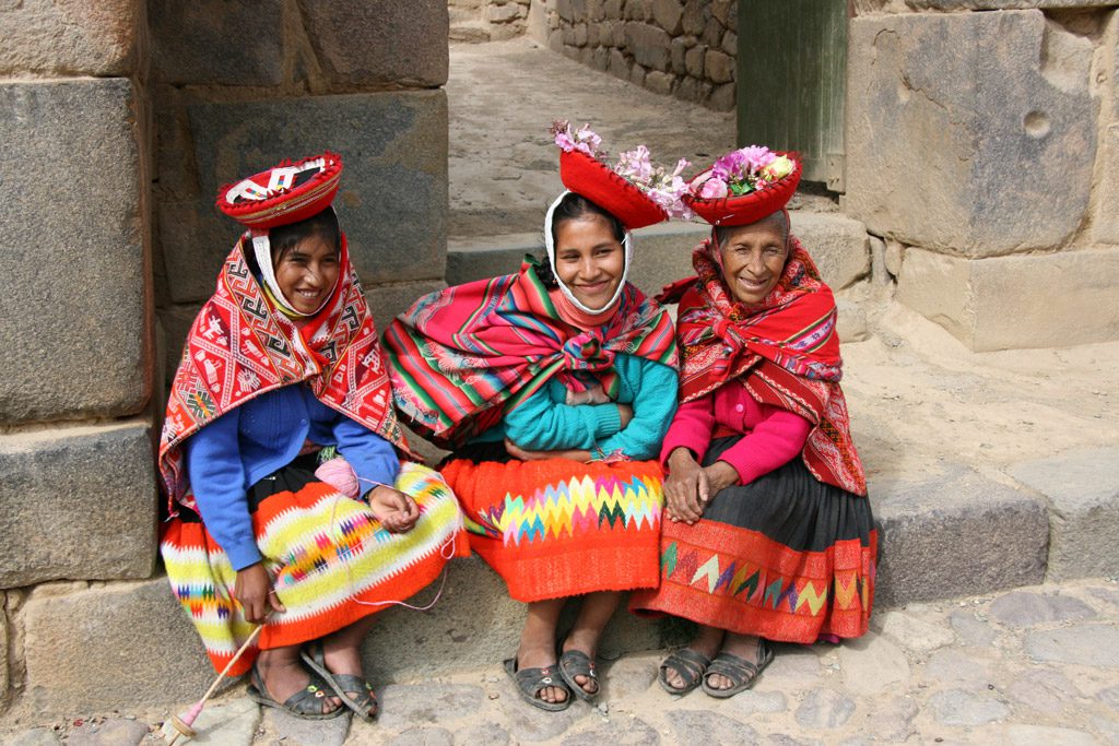 ollantaytambo_women_in_colourful_dress.jpg
